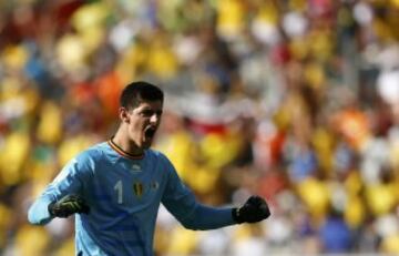 Thibaut Courtois celebra el gol de Fellaini.