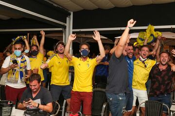 Los aficionados cadistas estuvieron muy atentos a ese Zaragoza 2-4 Oviedo.