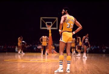 Considerado el mejor pívot de la historia y uno de los mejores jugadores de todos los tiempos. Kareem consiguió cinco campeonatos con 'Magic' en los Lakers y uno más con los Bucks (1971). El jugador con más MVP de la historia de la NBA, con 6 (1971,1972,1974,1976,1977,1980). Tercer máximo anotador de la franquicia (24,176). Máximo anotador de la historia de la NBA (38,387).