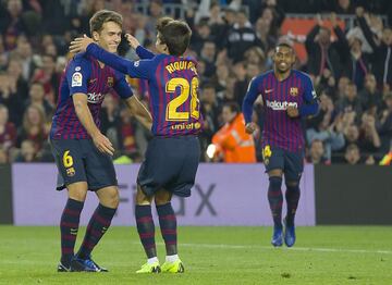 4-1. Denis Suárez celebró el cuarto gol con Riqui Rubio.