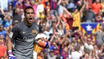 Claudio Bravo celebra tras atajar el penal a Parejo.