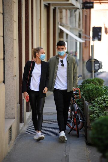 El jugador español de la Juventus disfrutó junto a su mujer de un paseo por las calles de la ciudad italiana, donde aprovecharon para ir de tiendas.