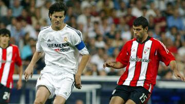 Solari y Mascherano pelean por el balón.