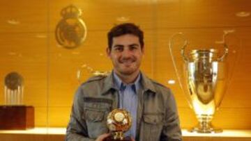 Casillas, con el trofeo que le acredita como mejor portero de 2012.