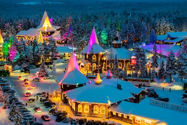 Rovaniemi, la capital de Laponia en Finlandia, es el destino de Navidad por excelencia para el imaginario colectivo, ya que es la autoproclamada y reconocida ciudad natal oficial de Papá Noel (Santa Claus). Visitar Rovaniemi durante la temporada festiva es sumergirse en un mundo de nieve, magia ártica y aventuras inolvidables.