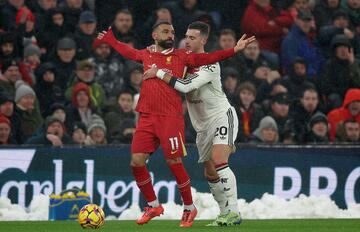 Mohamed Salah y Diogo Dalot disputan el esférico durante el emocionante partido en el que los Red Devils volvieron a marcar en Anfield