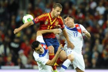 Soldado salta junto a Gary Medel y Marcos Gonzales.