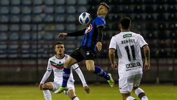 Futbol, Huachipato vs Palestino.
Fecha 15, campeonato Nacional 2022.
El jugador de Huachipato Walter Mazzanti, centro, controla el balon durante el partido de primera division contra Palestino disputado en el estadio CAP de Talcahuano, Chile.
28/05/2022
Daniel Pino/Photosport
Football, Huachipato vs Palestino.
15th turn, 2022 National Championship.
Huachipato's player Walter Mazzanti, center, controls the ball during the first divison match against Palestino held at the CAP stadium in Talcahuano, Chile.
28/05/2022
Daniel Pino/Photosport