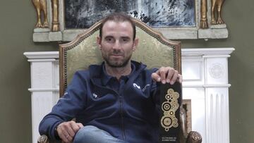 Valverde posa con su Vélo d'Or en 2018.