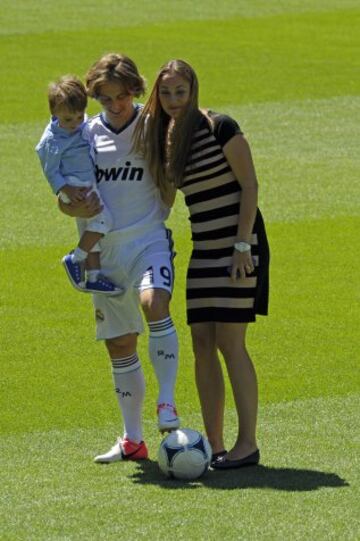 Presentación de Modric como jugador del Real Madrid junto a su esposa e hijo en 2012