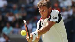 Pablo Carre&ntilde;o devuelve una bola ante Diego Schwartzman durante los cuartos de final del US Open en el USTA Billie Jean King National Tennis Center de Flushing Meadows, Nueva York.