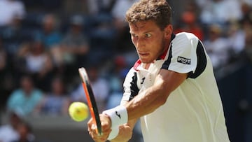 Pablo Carreño devuelve una bola ante Diego Schwartzman durante los cuartos de final del US Open en el USTA Billie Jean King National Tennis Center de Flushing Meadows, Nueva York.
