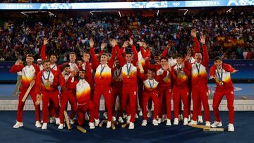 Los jugadores españoles posan con la medalla de oro conseguida en la final de fútbol masculino de los Juegos Olímpicos de París 2024.