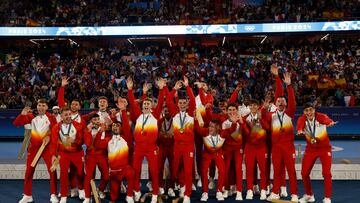 Los jugadores españoles posan con la medalla de oro conseguida en la final de fútbol masculino de los Juegos Olímpicos de París 2024.