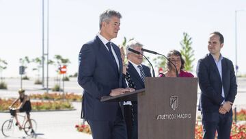 Miguel &Aacute;ngel Gil Mar&iacute;n, consejero delegado del Atl&eacute;tico de Madrid, junto al Wanda Metropolitano.