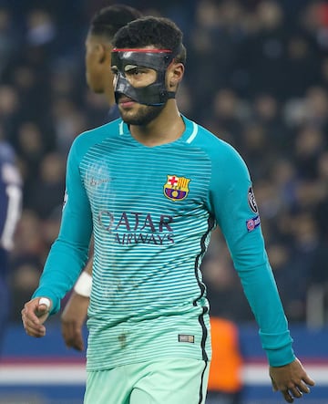 El jugador del Barcelona Rafinha con máscara en 2017.
 