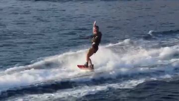 Sergio Ramos se atreve con el wakesurf en sus vacaciones familiares.