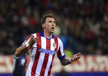 Delantero titular en el Bayern, fue llegar al Atleti y besar el santo. Ganó la Supercopa de España al Real Madrid y marcó. Costó 22 millones en 2014 y fue titular junto a Griezmann hasta la llegada de Torres.