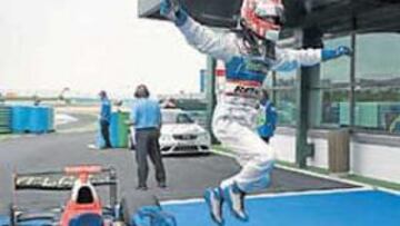 <b>SALTO DE CAMPEÓN. </b>Villa celebró a lo grande su victoria.