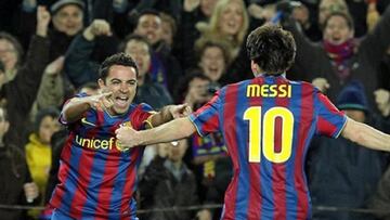 Messi celebra un gol junto a Xavi en el Barcelona