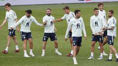 Diego Llorente, Asensio, Carvajal, Marcos Llorente, Busquets, Ferran, Marcos Alonso e &Iacute;&ntilde;igo Mart&iacute;nez muestran el buen ambiente de la Selecci&oacute;n en el entrenamiento de ayer.