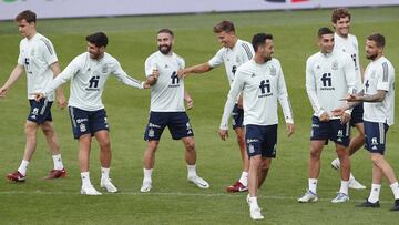 Diego Llorente, Asensio, Carvajal, Marcos Llorente, Busquets, Ferran, Marcos Alonso e Íñigo Martínez muestran el buen ambiente de la Selección en el entrenamiento de ayer.