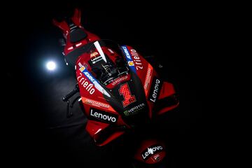 Ducati ha presentado en Madonna di Campiglio a sus equipos de MotoGP y Superbike para la temporada 2023. Los detalles de la Desmosedici son un propulsor 4 tiempos V4 a 90?, refrigeraci¨®n por l¨ªquido, distribuci¨®n desmodr¨®mica con doble ¨¢rbol de levas en cabeza y 4 v¨¢lvulas por cilindro.