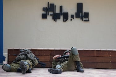 Soldados israeles descansan cerca de la comisara de polica que fue invadida por militantes de Hamas el sbado, en Sderot.