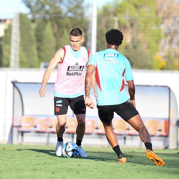 Entrenamiento de la Selección Colombia en el Complejo Deportivo del Valencia.