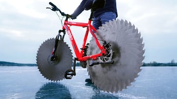 Una bici con ruedas de sierra para ir por el hielo. 