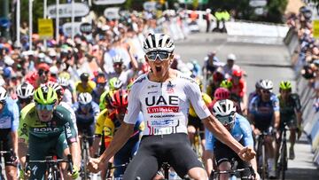 El ciclista mexicano Isaac Del Toro celebra su victoria en la segunda etapa del Tour Down Under 2024.