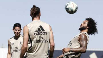 James, Bale (de espaldas) y Marcelo, en el entrenamiento del Real Madrid previo al partido contra el Leganés.