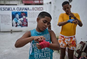 Numerosos niños en la Havana se suben al ring con las vendas en las manos en las diferentes escuelas de la ciudad.