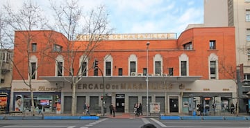 En el segundo cajón del podio encontramos al mercado de Maravillas, en la ciudad de Madrid. Inaugurado en 1942, este mercado se ha convertido en uno de los cinco mercados municipales más famosos del distrito de Tetuán y uno de los más populares de toda la capital. El mercado destaca por ser el más grande de Madrid y uno de los más grandes de Europa, 9.000 metros cuadrados y más de 200 puestos donde se puede encontrar de casi todo. Inmensas pescaderías, fruterías y carnicerías que se alternan con peque?as cafeterías y tiendas minúsculas donde también se puede encontrar artículos de limpieza, papelería, lencerías, entre otras muchas propuestas. Sin lugar a duda, este es tu sitio si quieres encontrar los mejores productos del mar y el campo, haciendo así una cesta navide?a de primerísima calidad, por poco más de 50 euros.
Precio medio de la cesta de la compra: 56,03 €
Puestos de venta disponibles: 200