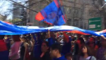 ¡Barras de Católica, Colo Colo y la U marcharon contra las AFP!