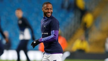 Raheem Sterling durante el calentamiento previo al Manchester City-Chelsea de la Premier League.