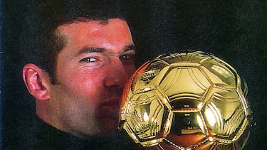 Cuando se menciona a Zizou, se habla de uno de los mejores jugadores de la historia. El mediocentro, en lugar de camiseta y pantalones cortos, parecía portar un traje por su elegancia a la hora de jugar al fútbol. Su clase no pasó desapercibida y en 1998 recibió el Balón de Oro, después de un año excepcional en el que ganó la liga italiana con la Juventus y levantó el Mundial de Francia con la selección, anotando dos goles de cabeza en la final frente a Brasil.