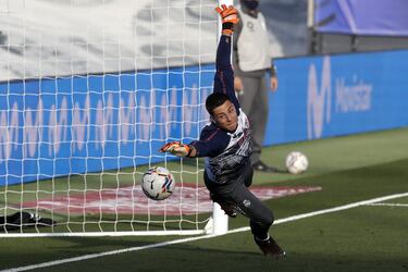 El hijo de Cañete (19 años) recibió su primera convocatoria con el primer equipo en octubre de 2020, cuando Zidane le llamó como tercer portero contra el Cádiz. Internacional Sub-18 y campeón de la Youth League con el Juvenil madridista, en su salto al Castilla no ha podido ni debutar aún porque arrastra una lesión, ya prácticamente superada, que le ha tenido parado desde julio. Esta semana sí pudo participar en un partido de entrenamiento y ahora le toca recuperar el camino perdido con Fuidias y Luis López.