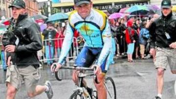 <b>ESCOLTADO. </b>Lance Armstrong, en la salida de ayer en Vittel.