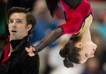 Los patinadores italianos, Stefania Berton y Ondrej Hotarek, durante su ejercicio de patinaje libre en el Skate América 2013 en Detroit.