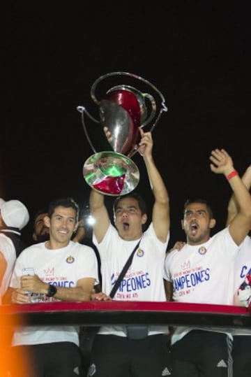 Foto durante el Festejo del Guadalajara tras ser campeon de la Copa MX Apertura 2015, celebracion que se llevo a cabo en la Glorieta de la Minerva, Guadalajara.