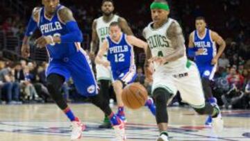 Isaiah Thomas dirige un contraataque ante la mirada de Jerami Grant.