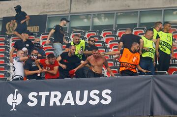Brutal pelea entre los ultras del Niza y del Colonia en el partido de Conference League que ha dejado siete heridos, dos de ellos graves.  