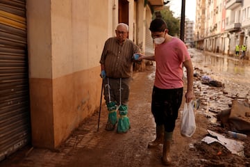 Cristóbal Martínez, un residente de 87 años de la ciudad de Paiporta, en el este de España, afectada por las inundaciones, que también fue testigo de una devastadora inundación repentina en 1957, posa en medio del barro y los escombros cerca de su casa en Paiporta, cerca de Valencia, España.