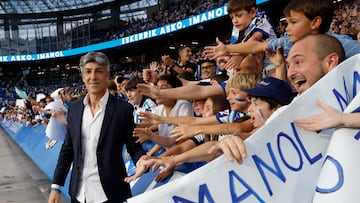 SAN SEBASTIÁN, 18/05/2025.- El entrenador de la Real Sociedad, Imanol Alguacil (i) se despide de la afición tras el partido de LaLiga entre la Real Sociedad y el Girona, en el estadio Reale Arena. EFE/ Javier Etxezarreta