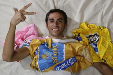 Es el último ganador español del Tour: el de 2009. Su primer amarillo lo heredó tras la expulsión de Rasmussen de la edición de 2007: 'Habría preferido ganarlo en la carretera, pero luego lo defendí hasta París'. La ronda francesa de 2010 la perdió por un