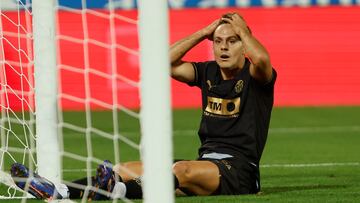 LEGANÉS (MADRID), 04/10/2024.- El delantero del Valencia Daniel Gómez se lamenta durante el encuentro correspondiente a la jornada 9 de Laliga EA Sports que disputan hoy viernes CD Leganés y Valencia CF en el estadio de Butarque. EFE / Sergio Pérez.