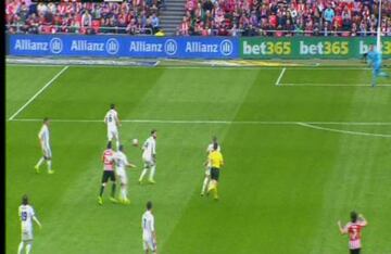 Empujón de Carvajal a Aduriz.