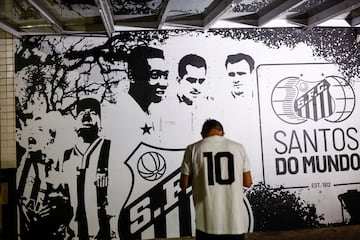 Este aficionado del Santos llora delante del estadio Urbano Caldeiro, sede del club paulista, tras conocerse la muerte de Pelé.