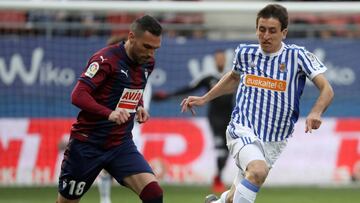 GRAF4039. EIBAR, 01/04/2018.- El defensa del Eibar, Anaitz Arbilla (i), conduce el balón ante la marca del delantero de la Real Sociedad, Mikel Oyarzabal (d), durante el encuentro de LaLiga correspondiente a la jornada 30 que han disputado hoy en e